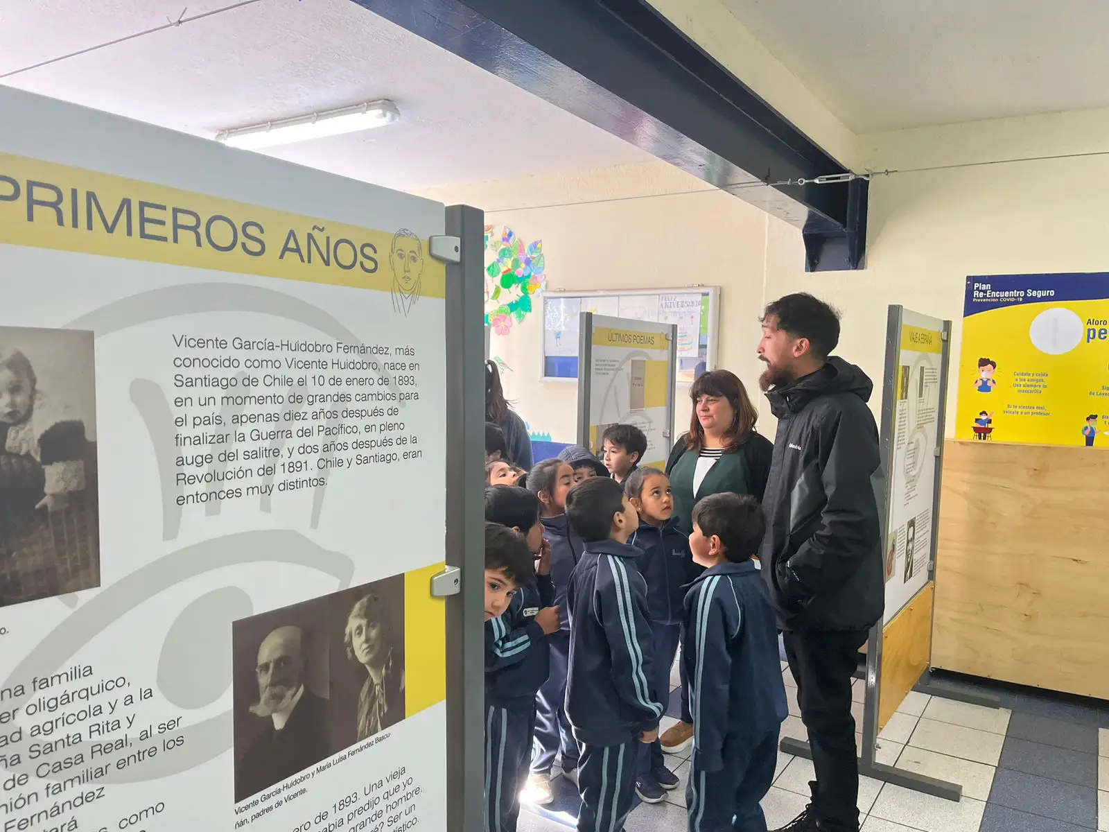 Exposición Homenaje a Vicente Huidobro en el Liceo Nacional de Llolleo: Un Viaje por la Vida y Obra del Gran Poeta