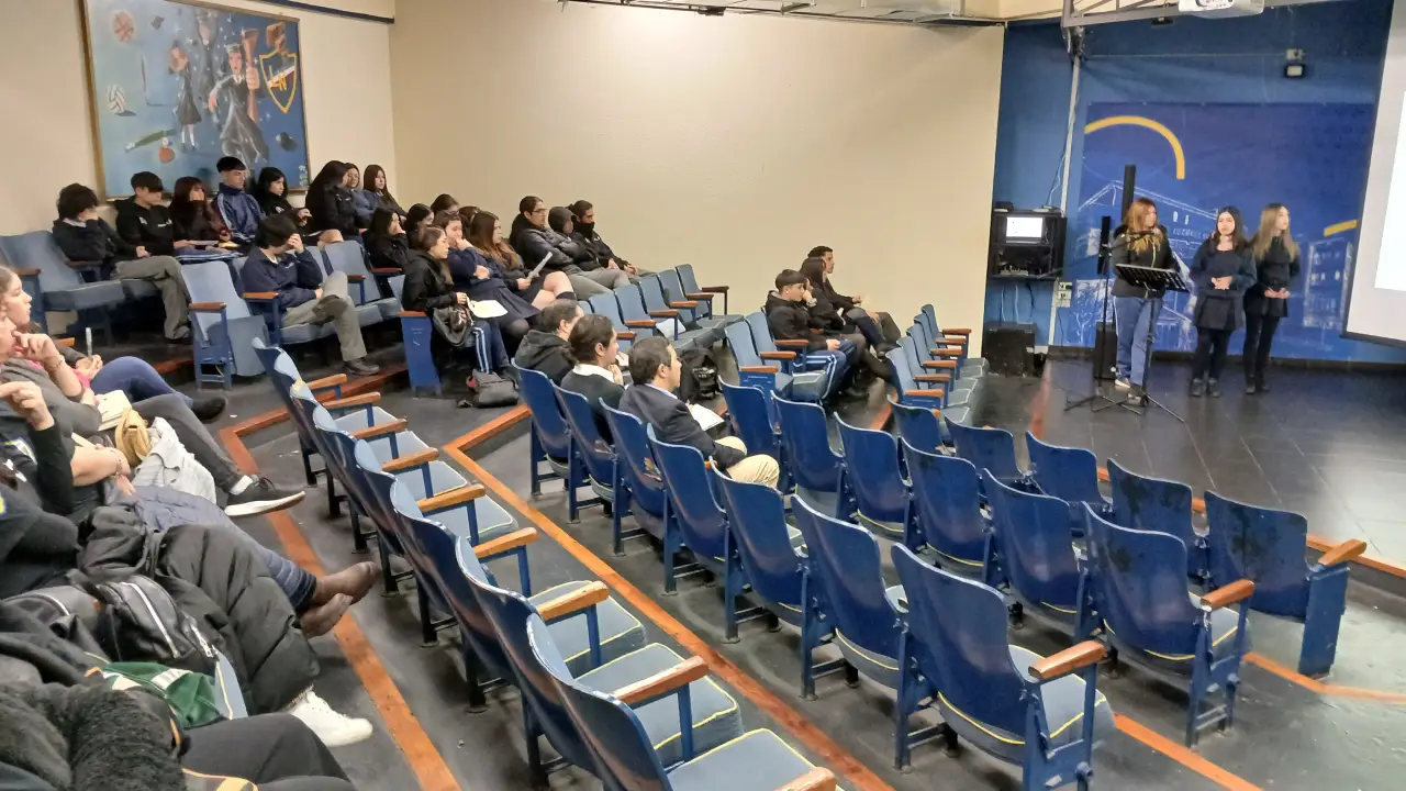 Estudiantes del Liceo Nacional de Llolleo abordan el ingreso a la educación superior ante sus padres