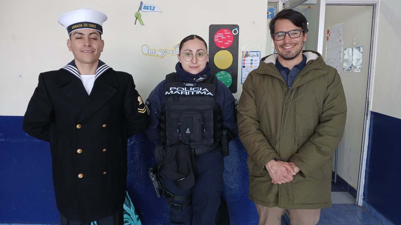 Funcionarios de la Armada de Chile invitan a estudiantes a postular a la institución