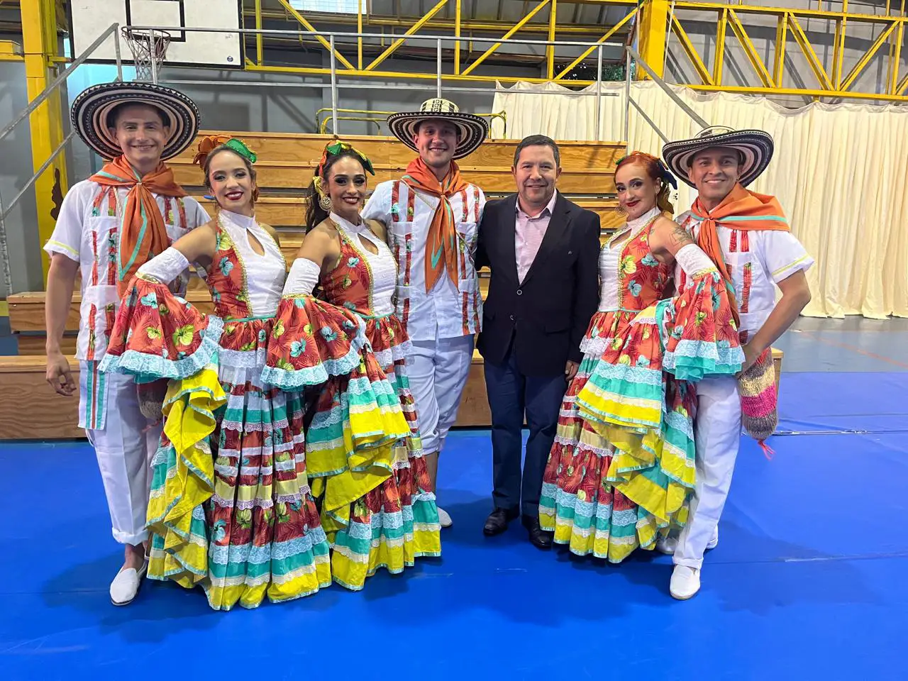 Gala Folclórica Internacional celebró 50 años del Conjunto Folclórico Puerto de San Antonio en el Liceo Nacional de Llolleo